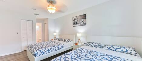 3 habitaciones, tabla de planchar con plancha y cuna de viaje