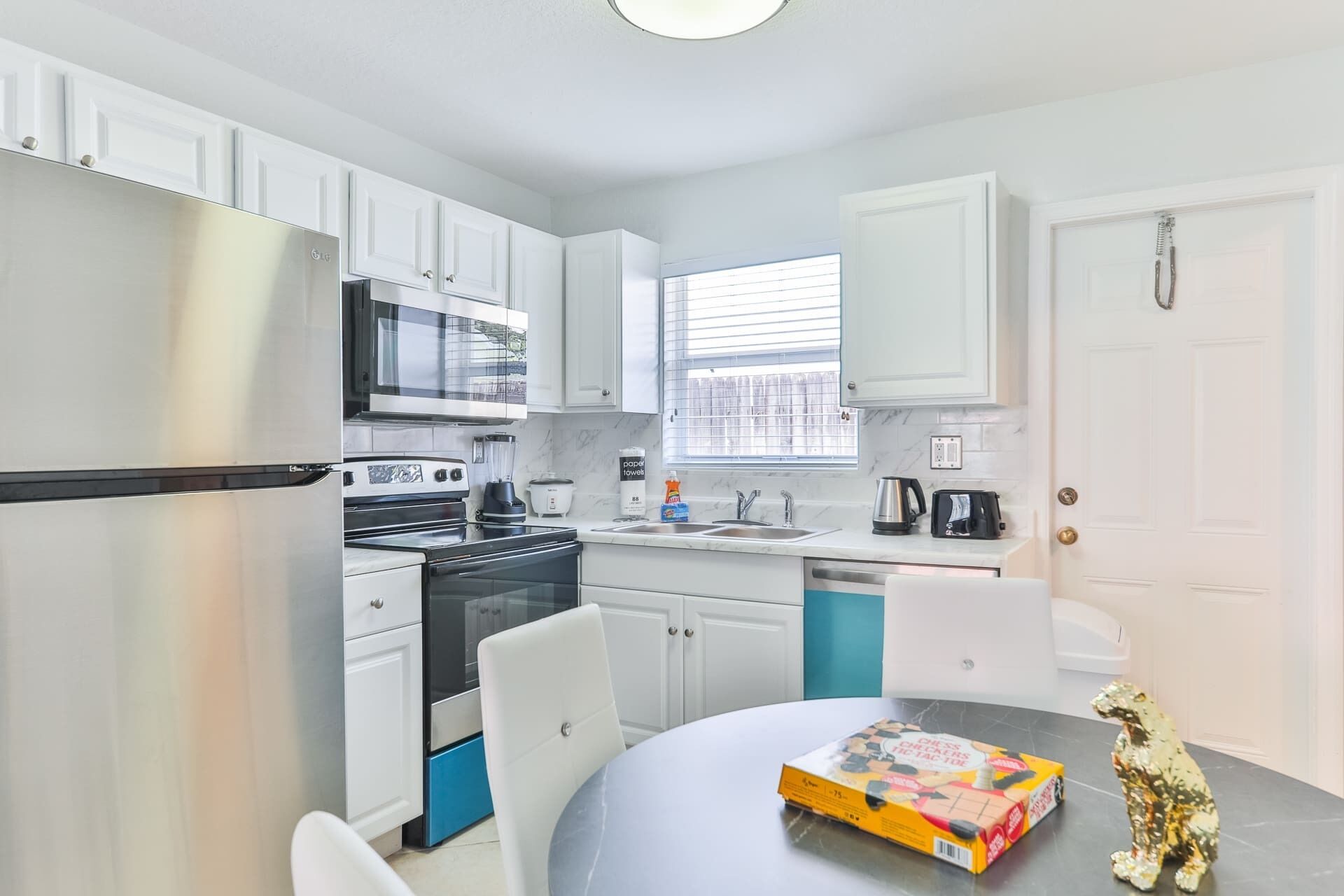 Réfrigérateur, four à micro-ondes, un four, surface de cuisson