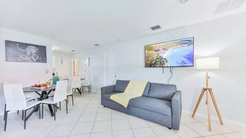 智能电视、办公室