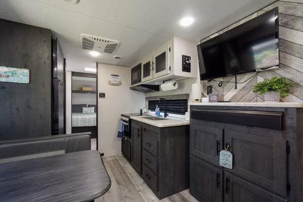 Frigorifero, microonde, piano cottura, macchina per tè/caffè