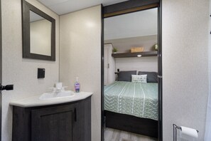 1 camera, Wi-Fi, lenzuola