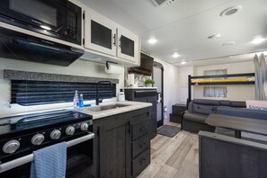 Frigorifero, microonde, piano cottura, macchina per tè/caffè