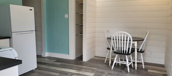 Charming 1-bedroom apartment in center of Allen with WiFi, AC, park and more