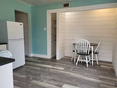 Charming 1-bedroom apartment in center of Allen with WiFi, AC, park and more