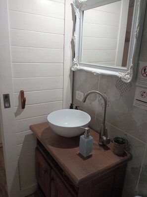 Ducha, secador de pelo, toallas, jabón