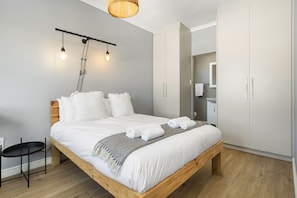 2 bedrooms, free WiFi, bed sheets - Cape on Porterfield 5 (Cape Town)