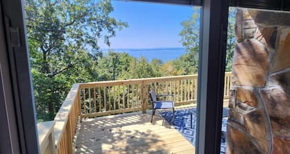 Cozy 2-bedroom cabin by Lake Eufaula with Wi-Fi and Hot Tub