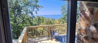 Cozy 2-bedroom cabin by Lake Eufaula with Wi-Fi and Hot Tub