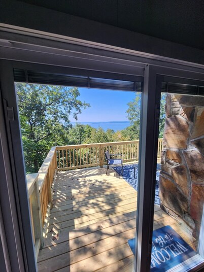 Cozy 2-bedroom cabin by Lake Eufaula with Wi-Fi and Hot Tub