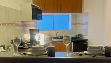 Frigorífico, microondas, lavavajillas y cafetera o tetera