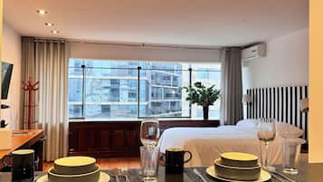 1 dormitorio, tabla de planchar con plancha, wifi y ropa de cama