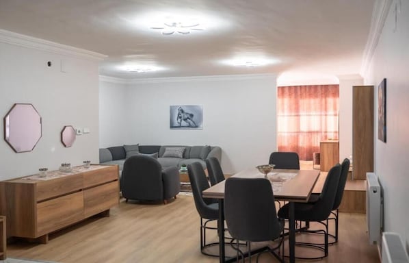 1 habitación, escritorio y espacio para trabajar con laptop