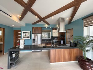 Kjøleskap, mikrobølgeovn, oppvaskmaskin og kjøkkenutstyr