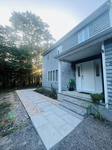 Spacious multiples bedroom house in enchanting Calverton with WiFi, AC