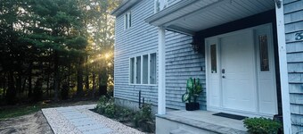 Spacious multiples bedroom house in enchanting Calverton with WiFi, AC