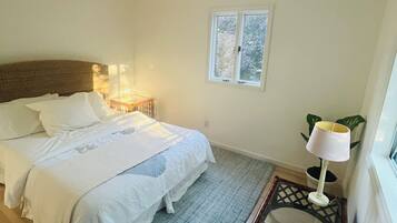 5 bedrooms, iron/ironing board, WiFi, bed sheets