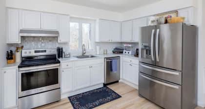 Spacious multiples bedroom house in enchanting Calverton with WiFi, AC