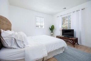5 bedrooms, iron/ironing board, WiFi, bed sheets