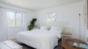 5 bedrooms, iron/ironing board, WiFi, bed sheets