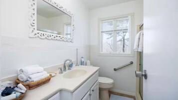 Secador de pelo, toallas, jabón, shampoo