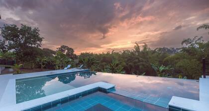 Grand Cypress Luxury Home
Amazing location/ outdoor Pool, free Wifi ,
Terraza
