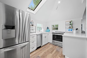 Microwave, oven, stovetop, dishwasher - Charming 2-bedroom cottage in lush tropical setting in popular West Palm Beach  (West Palm Beach)