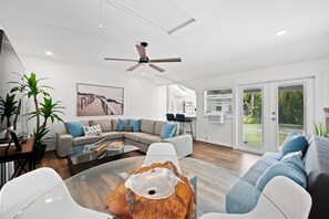 Smart TV, printers - Charming 2-bedroom cottage in lush tropical setting in popular West Palm Beach  (West Palm Beach)