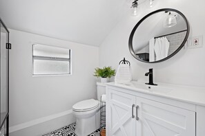 Shower, hair dryer, towels, soap - Charming 2-bedroom cottage in lush tropical setting in popular West Palm Beach  (West Palm Beach)