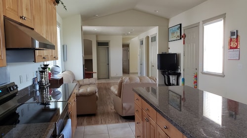 3 Bed, 4 Bath, 2-Story House in Great Neighborhood