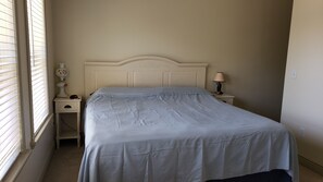 3 bedrooms, desk, free WiFi, bed sheets - 3 Bed, 4 Bath, 2-Story House in Great Neighborhood (Centerville)