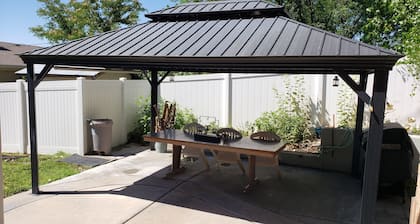 3 Bed, 4 Bath, 2-Story House in Great Neighborhood