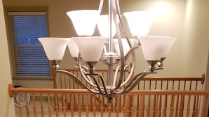 Una escalera de madera con un candelabro.
