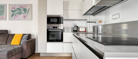 Frigorifero, microonde, forno, piano cottura