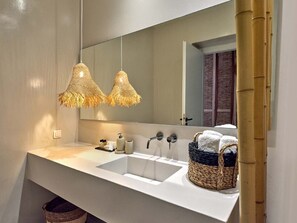 Shower, towels, soap, shampoo