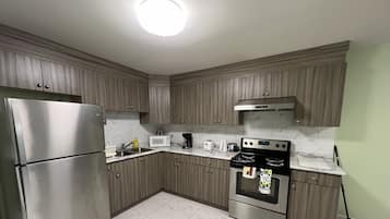 Full-size fridge, microwave, coffee/tea maker, electric kettle