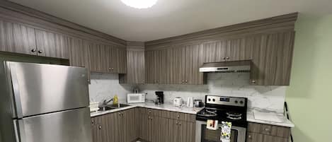 Tủ lạnh, lò vi sóng, dụng cụ pha cà phê/trà, ấm điện