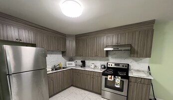 Refrigerador con freezer, microondas, cafetera/tetera