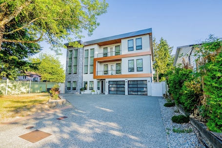 Premium bedding, Select Comfort beds, iron/ironing board, free WiFi