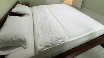 Premium bedding, Select Comfort beds, iron/ironing board, free WiFi