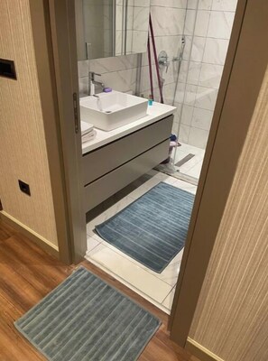 Shower, towels, soap, shampoo - Near Mall of Istanbul 2sofabeds
(istanbul)