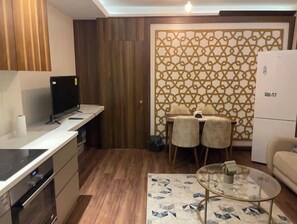 Mikrobølgeovn, vannkoker, kjøkkenutstyr og kasserolle for krabbe/hummer