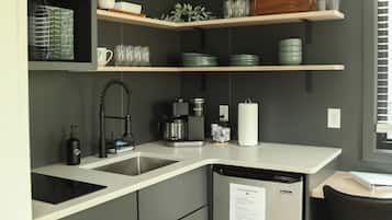 Refrigerador, microondas, parrilla de estufa y cafetera y tetera