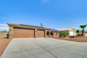 Property grounds - 4 Mi to Beach: Lake Havasu City Home w/ Pool (Lake Havasu City)