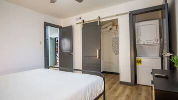 1 slaapkamer, een strijkplank/strijkijzer, wifi, beddengoed