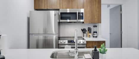 Refrigerador, microondas, horno y parrilla de estufa