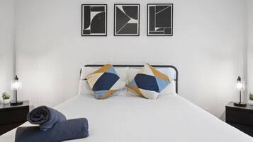1 dormitorio, tabla de planchar con plancha, wifi y ropa de cama