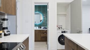 Frigorífico, microondas, horno y placa de cocina