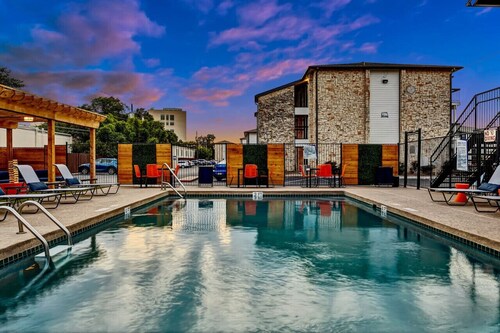 Sleek 1BD Retreat Only 10 Minutes to Downtown Austin