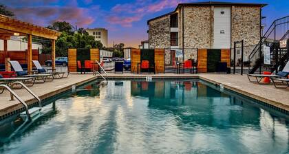 Sleek 1BD Retreat Only 10 Minutes to Downtown Austin