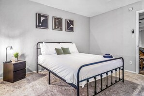 1 bedroom, iron/ironing board, WiFi, bed sheets - Sleek 1BD Retreat Only 10 Minutes to Downtown Austin (Austin)